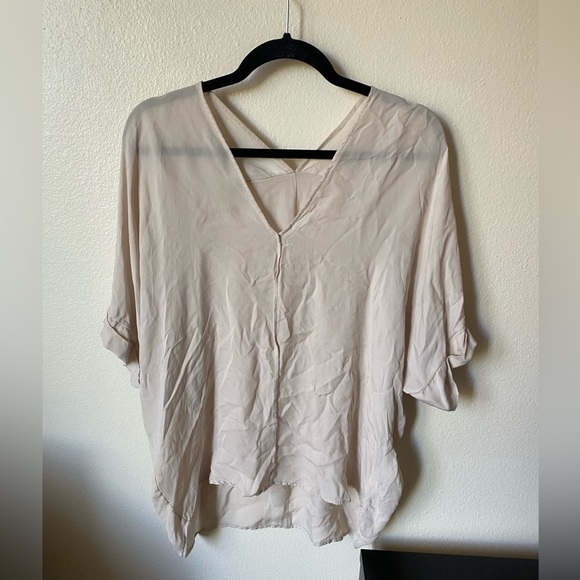 Vince Women’s Silk Pale Pink Blouse Size M Business Casual Short Sleeve V Neck - Picture 1 of 5